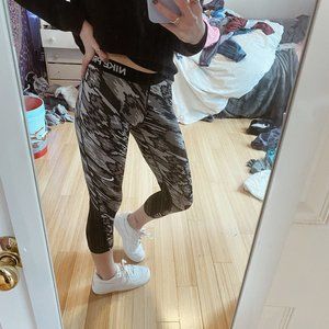 USED NIKE CROPPED LEGGINGS SIZE SMALL
